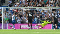 James Milner cetak gol penalti saat timnya Brighton menang 2-1 atas Man City pada Minggu (31/7) (Action Images via Reuters/Matthew Childs)