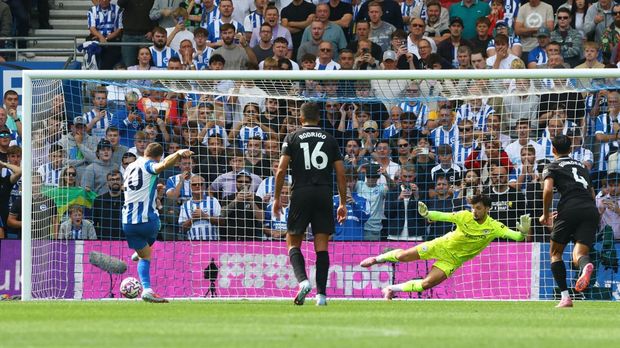 Soccer Football - Premier League - Brighton & Hove Albion v Manchester City - The American Express Community Stadium, Brighton, Britain - August 31, 2025 Brighton & Hove Albion's James Milner scores their first goal from the penalty spot Action Images via Reuters/Matthew Childs EDITORIAL USE ONLY. NO USE WITH UNAUTHORIZED AUDIO, VIDEO, DATA, FIXTURE LISTS, CLUB/LEAGUE LOGOS OR 'LIVE' SERVICES. ONLINE IN-MATCH USE LIMITED TO 120 IMAGES, NO VIDEO EMULATION. NO USE IN BETTING, GAMES OR SINGLE CLUB/LEAGUE/PLAYER PUBLICATIONS. PLEASE CONTACT YOUR ACCOUNT REPRESENTATIVE FOR FURTHER DETAILS..