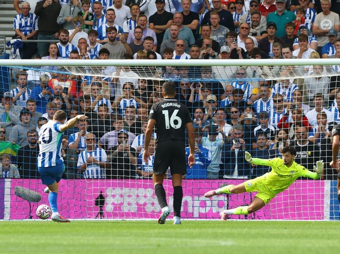 Soccer Football - Premier League - Brighton & Hove Albion v Manchester City - The American Express Community Stadium, Brighton, Britain - August 31, 2025 Brighton & Hove Albion's James Milner scores their first goal from the penalty spot Action Images via Reuters/Matthew Childs EDITORIAL USE ONLY. NO USE WITH UNAUTHORIZED AUDIO, VIDEO, DATA, FIXTURE LISTS, CLUB/LEAGUE LOGOS OR 'LIVE' SERVICES. ONLINE IN-MATCH USE LIMITED TO 120 IMAGES, NO VIDEO EMULATION. NO USE IN BETTING, GAMES OR SINGLE CLUB/LEAGUE/PLAYER PUBLICATIONS. PLEASE CONTACT YOUR ACCOUNT REPRESENTATIVE FOR FURTHER DETAILS..