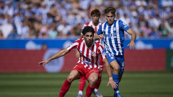 VITORIA, SPAIN - AUGUST 30: Johnny Cardoso of Atletico de Madrid competes for the ball with Pablo Ibanez of Deportivo Alaves during the LaLiga EA Sports match between Deportivo Alaves and Atletico de Madrid at Mendizorrotza on August 30, 2025, in Vitoria, Spain. (Photo By Ricardo Larreina/Europa Press via Getty Images)