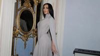 Foto: Kim Kardashian Disebut Pakai Sprei saat Terima Penghargaan di Italia