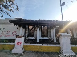 Enam Fakta Aksi di Surabaya: Gedung Grahadi hingga Polsek Tegalsari Hangus