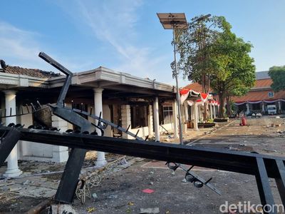 Kondisi Gedung Negara Grahadi Usai Dibakar Perusuh