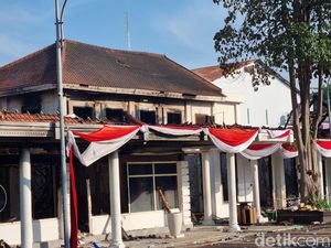 Rumah Bagus Kebanggaan Surabaya Hangus, Jadi Abu Usai Aksi Demo Rumah Bagus Kebanggaan Surabaya Hangus, Jadi Abu Usai Aksi Demo