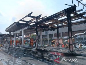 Puing-puing Halte Senen yang Hangus Terbakar Disingkirkan, Ini Penampakannya Puing-puing Halte Senen yang Hangus Terbakar Disingkirkan, Ini Penampakannya