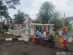 Kondisi Gedung DPRD Cianjur: Gerbang Roboh-Dipenuhi Coretan Kondisi Gedung DPRD Cianjur: Gerbang Roboh-Dipenuhi Coretan