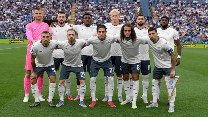 COMO, ITALY - AUGUST 24:  SS Lazio team line up prior to the Serie A match between Como 1907 and SS Lazio at Giuseppe Sinigaglia Stadium on August 24, 2025 in Como, Italy. (Photo by Marco Rosi - SS Lazio/Getty Images)