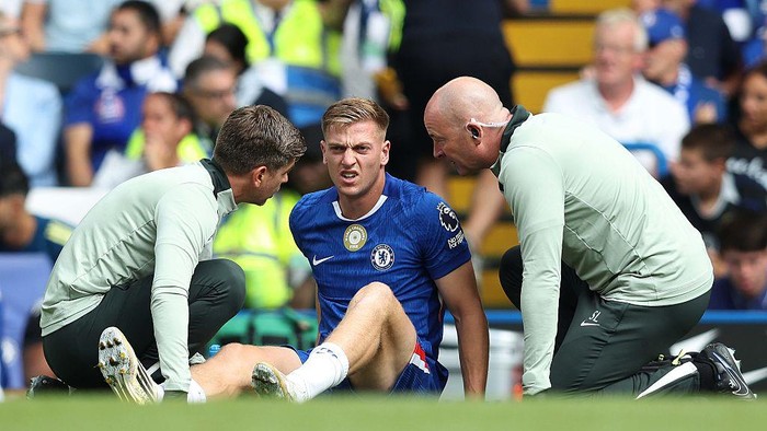 LONDON, ENGLAND - AUGUST 30: Liam Delap of Chelsea receives medical treatment and is substituted off the pitch injured during the Premier League match between Chelsea and Fulham at Stamford Bridge on August 30, 2025 in London, England. (Photo by Crystal Pix/MB Media/Getty Images)
