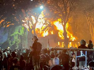 Malam Membara Usai Api Menyala di Gedung Grahadi Surabaya
