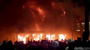 Gedung Negara Grahadi Surabaya Dibakar Massa