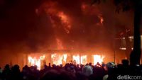 Gedung Negara Grahadi Surabaya Dibakar Massa