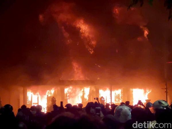 Gedung Negara Grahadi Surabaya Dibakar Massa