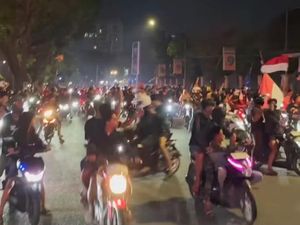 Warga Sebut Perusak-Pembakar Gedung DPRD Sumsel oleh Geng Motor Warga Sebut Perusak-Pembakar Gedung DPRD Sumsel oleh Geng Motor