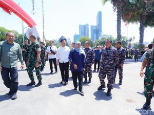 Khofifah, Emil, dan Pangdam Cek Kerusakan Grahadi yang Terbakar Khofifah, Emil, dan Pangdam Cek Kerusakan Grahadi yang Terbakar