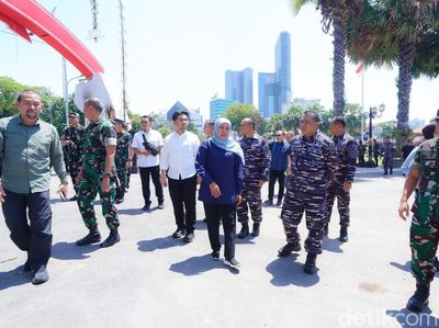 Khofifah, Emil, dan Pangdam Cek Kerusakan Grahadi yang Terbakar