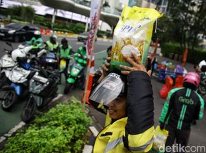 Ojol Antre Beras Gratis di Bundaran HI Ojol Antre Beras Gratis di Bundaran HI