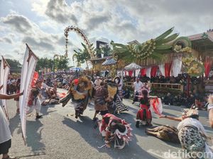 Ribuan Warga Padati Parade HUT Kota Negara, Tampilkan 1.800 Seniman Ribuan Warga Padati Parade HUT Kota Negara, Tampilkan 1.800 Seniman