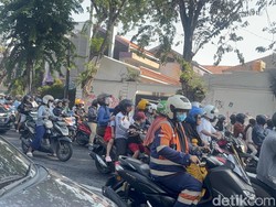 Petugas Masih Lakukan Pembersihan Imbas Aksi, Jalan Gubernur Suryo Padat