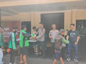 Polisi Berbagi Sembako ke Ojol di Jakpus, Ajak Jaga Situasi Kondusif Polisi Berbagi Sembako ke Ojol di Jakpus, Ajak Jaga Situasi Kondusif