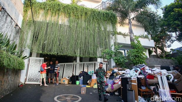 Personel TNI berjaga di rumah Menteri Keuangan Sri Mulyani yang berantakan usai didatangi massa tidak dikenal di Bintaro, Tangerang Selatan, Banten, Minggu (31/8/2025). ANTARA FOTO/Muhammad Iqbal/foc.