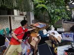 Sisa Isi Rumah Sri Mulyani Diangkut Truk Seusai Penjarahan Sisa Isi Rumah Sri Mulyani Diangkut Truk Seusai Penjarahan