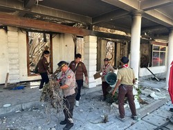 Gerakan Pramuka Jawa Timur Bersihkan Puing Kebakaran di Gedung Negara Grahadi