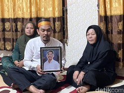 Ibunda Abay Staf DPRD Makassar Harap Anaknya Korban Terakhir Demo Ricuh