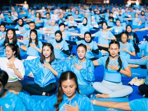 Ribuan Orang Olahraga Bareng, dari Yoga hingga Padel