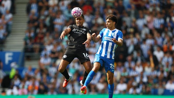 Soccer Football - Premier League - Brighton & Hove Albion v Manchester City - The American Express Community Stadium, Brighton, Britain - August 31, 2025 Manchester Citys Rodri in action with Brighton & Hove Albions Diego Gomez Action Images via Reuters/Matthew Childs EDITORIAL USE ONLY. NO USE WITH UNAUTHORIZED AUDIO, VIDEO, DATA, FIXTURE LISTS, CLUB/LEAGUE LOGOS OR LIVE SERVICES. ONLINE IN-MATCH USE LIMITED TO 120 IMAGES, NO VIDEO EMULATION. NO USE IN BETTING, GAMES OR SINGLE CLUB/LEAGUE/PLAYER PUBLICATIONS. PLEASE CONTACT YOUR ACCOUNT REPRESENTATIVE FOR FURTHER DETAILS..