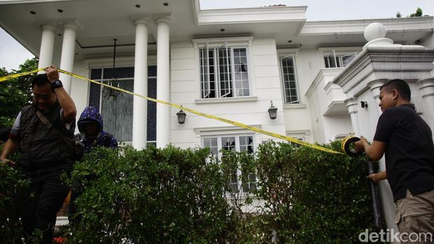 Petugas kepolisian memasang garis polisi di sekitar rumah anggota DPR RI Surya Utama alias Uya Kuya di Pondok Bambu, Jakarta Timur, Minggu (31/8/2025). Penjagaan ini dilakukan untuk membatasi akses dan menjaga keamanan area setelah terjadi penjarahan oleh massa.