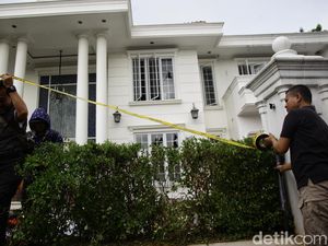 Polisi Buru Pelaku Lain Terkait Penjarahan Rumah Uya Kuya Polisi Buru Pelaku Lain Terkait Penjarahan Rumah Uya Kuya