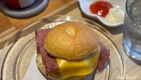 Kafe Hidden Gem Ini Punya Sandwich Donat dan Hojicha Enak