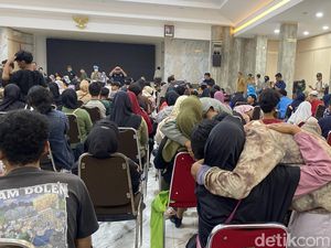 Tangis Pecah di Mapolda Jateng, 327 Orang Akhirnya Dibebaskan Tangis Pecah di Mapolda Jateng, 327 Orang Akhirnya Dibebaskan