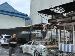Potret Kerusakan Gedung DPRD-Kantor Ditlantas Polda Sumsel oleh Perusuh