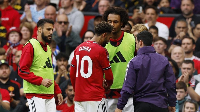Soccer Football - Premier League - Manchester United v Burnley - Old Trafford, Manchester, Britain - August 30, 2025 Manchester Uniteds Matheus Cunha is consoled by teammates after being substituted due to injury Action Images via Reuters/Jason Cairnduff EDITORIAL USE ONLY. NO USE WITH UNAUTHORIZED AUDIO, VIDEO, DATA, FIXTURE LISTS, CLUB/LEAGUE LOGOS OR LIVE SERVICES. ONLINE IN-MATCH USE LIMITED TO 120 IMAGES, NO VIDEO EMULATION. NO USE IN BETTING, GAMES OR SINGLE CLUB/LEAGUE/PLAYER PUBLICATIONS. PLEASE CONTACT YOUR ACCOUNT REPRESENTATIVE FOR FURTHER DETAILS..
