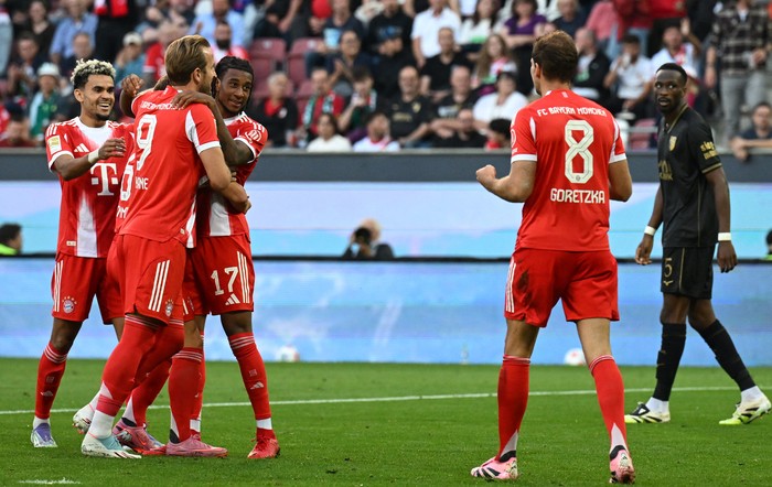 Soccer Football - Bundesliga - FC Augsburg v Bayern Munich - WWK Arena, Augsburg, Germany - August 30, 2025 Bayern Munichs Michael Olise celebrates scoring their third goal with Harry Kane REUTERS/Angelika Warmuth DFL REGULATIONS PROHIBIT ANY USE OF PHOTOGRAPHS AS IMAGE SEQUENCES AND/OR QUASI-VIDEO.