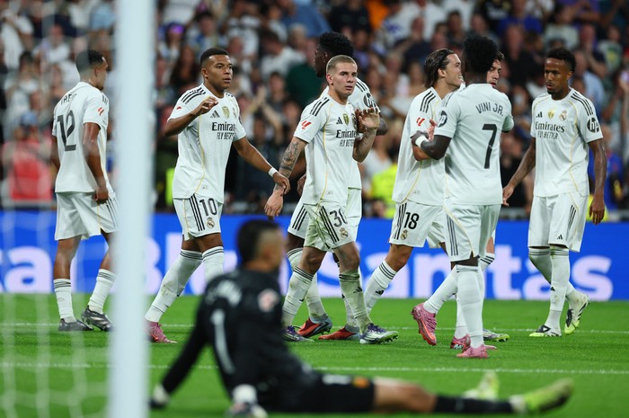 Soccer Football - LaLiga - Real Madrid v RCD Mallorca - Santiago Bernabeu, Madrid, Spain - August 30, 2025 Real Madrids Kylian Mbappe, Franco Mastantuono and Vinicius Junior celebrate after Arda Guler scores their third goal REUTERS/Isabel Infantes