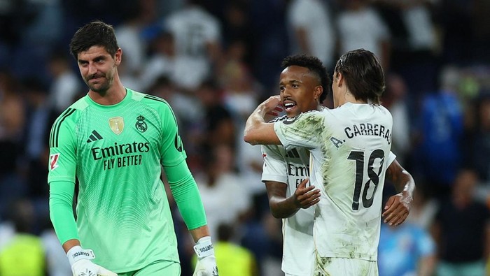 Soccer Football - LaLiga - Real Madrid v RCD Mallorca - Santiago Bernabeu, Madrid, Spain - August 30, 2025 Real Madrids Thibaut Courtois, Eder Militao and Alvaro Carreras celebrate after the match REUTERS/Isabel Infantes