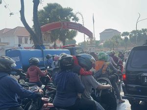Gedung Grahadi Dibakar, Warga Surabaya: Lebih Parah dari 1998 Gedung Grahadi Dibakar, Warga Surabaya: Lebih Parah dari 1998