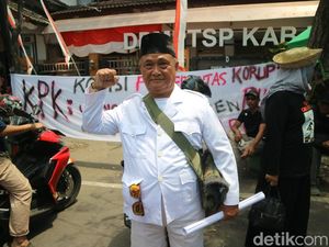 Nyentrik! Warga Pati Ini Pakai Kostum Ala Soekarno buat Demo ke KPK Nyentrik! Warga Pati Ini Pakai Kostum Ala Soekarno buat Demo ke KPK