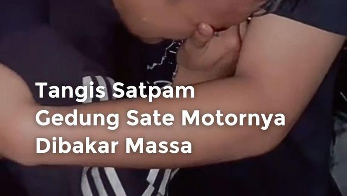 Video: Tangis Satpam Gedung Sate Motornya Dibakar Massa
