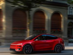 Video: Tesla Catat Rekor Pendapatan, Tapi Profitnya Justru Menyusut Video: Tesla Catat Rekor Pendapatan, Tapi Profitnya Justru Menyusut