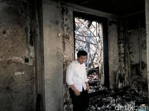 Momen Wagub Emil Meratapi Ruang Kerja di Grahadi Hangus Terbakar Momen Wagub Emil Meratapi Ruang Kerja di Grahadi Hangus Terbakar