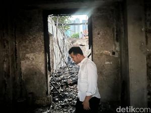 Sedihnya Emil Lihat Ruang Kerjanya di Grahadi Hangus Dilahap Jago Merah Sedihnya Emil Lihat Ruang Kerjanya di Grahadi Hangus Dilahap Jago Merah