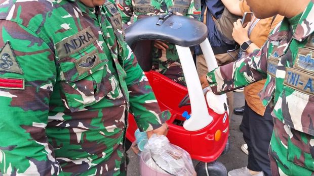 Warga Kembalikan Barang Sri Mulyani yang Dijarah.