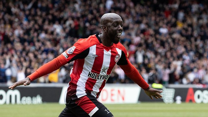 BRENTFORD, ENGLAND - MAY 04: Brentfords Yoane Wissa celebrates scoring his sides fourth goal during the Premier League match between Brentford FC and Manchester United FC at Gtech Community Stadium on May 04, 2025 in Brentford, England. (Photo by Andrew Kearns - CameraSport via Getty Images)