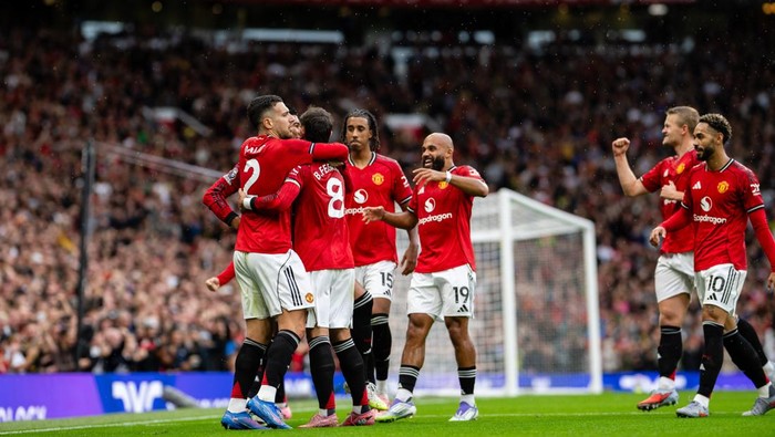 MANCHESTER, ENGLAND - AUGUST 30: Casemiro, Diogo Dalot, Bruno Fernandes, Leny Yoro , Bryan Mbuemo, Matthijs de Ligt and Matheus Cunha  Manchester United celebrate Josh Cullen of Burnley scoring an own goal during the Premier League match between Manchester United and Burnley at Old Trafford on August 30, 2025 in Manchester, England. (Photo by Ash Donelon/Manchester United via Getty Images)