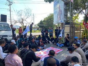 Demo Memanas, Bupati Lobar Keluarkan SE Larangan Seragam dan Kendaraan Dinas Demo Memanas, Bupati Lobar Keluarkan SE Larangan Seragam dan Kendaraan Dinas