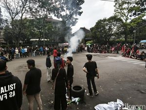 Pesan Damai di Tengah Aksi Mahasiswa di Depan Gedung DPRD Jabar
