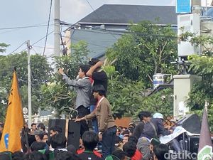 Ribuan Mahasiswa Sukabumi Suarakan Gerakan Amarah Rakyat, Ini 11 Tuntutannya Ribuan Mahasiswa Sukabumi Suarakan Gerakan Amarah Rakyat, Ini 11 Tuntutannya